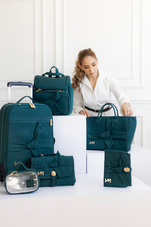 Kit Bolsas Maternidade Nós Verde - Mala de rodinhas,  Mochila 2 em 1 , Bolsa Cloe, Necessaire cristal PP, trocador portátil e kit porta documentos.