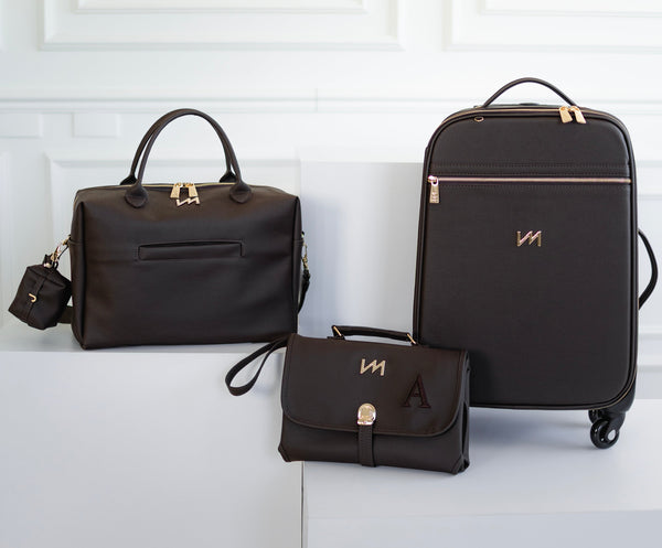 Kit Bolsas Maternidade Ella Café -Mala de rodinhas, Bolsa Madison, trocador portátil e porta chupetas.