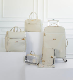 Kit Bolsas Maternidade Ella Off white - Mala de rodinhas, Bolsa Madison Mini, Mochila 2 em 1 , Necessaire Cristal PP e kit porta documentos.