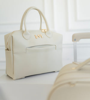 Kit Bolsas Maternidade Ella Off white - Mala de rodinhas, Bolsa Madison Mini, Mochila 2 em 1 , Necessaire Cristal PP e kit porta documentos.