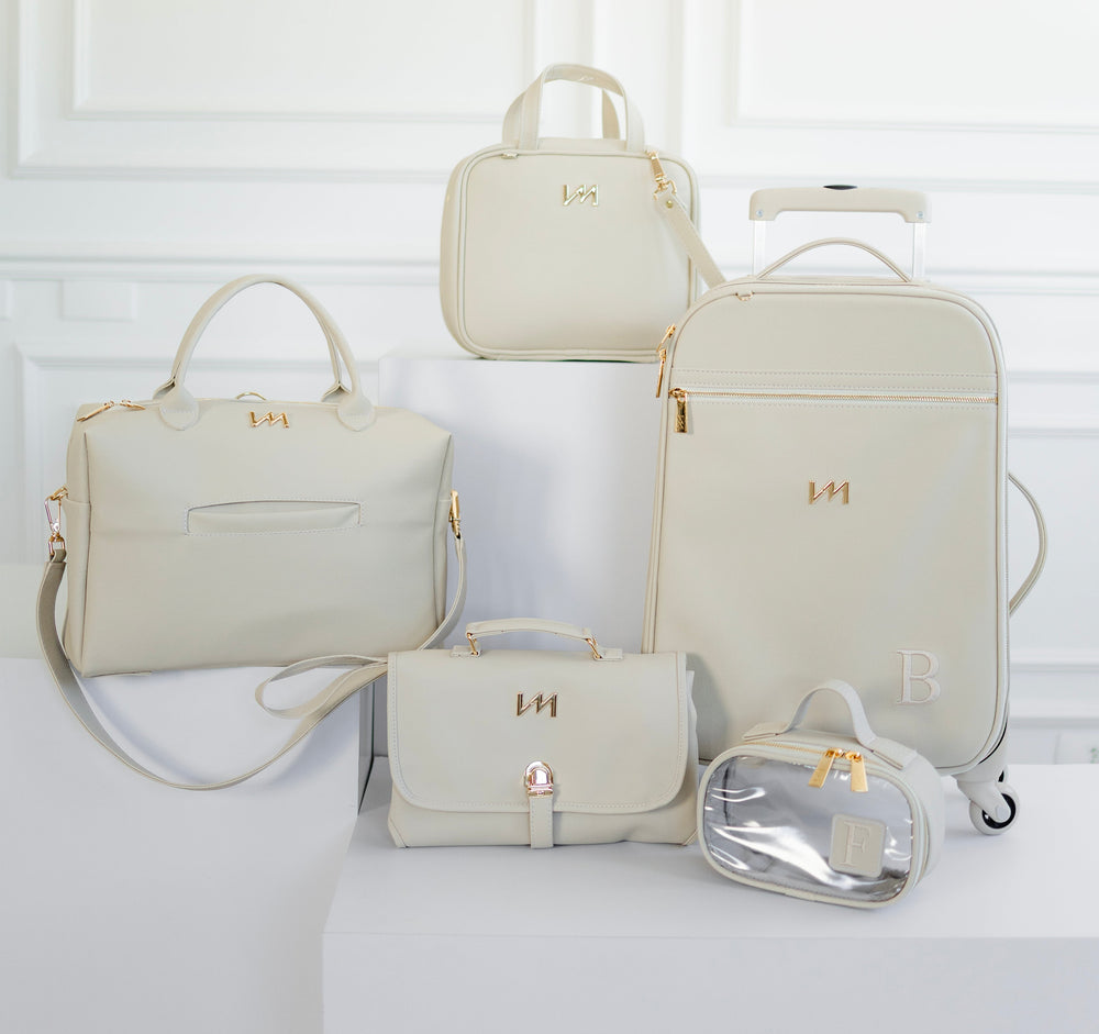 Kit Bolsas Maternidade Ella Off white -  Mala de rodinhas, Bolsa Madison, Frasqueira térmica, Necessaire Cristal PP e trocador portátil.