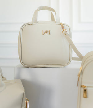 Kit Bolsas Maternidade Ella Off white -  Mala de rodinhas, Bolsa Madison, Frasqueira térmica, Necessaire Cristal PP e trocador portátil.
