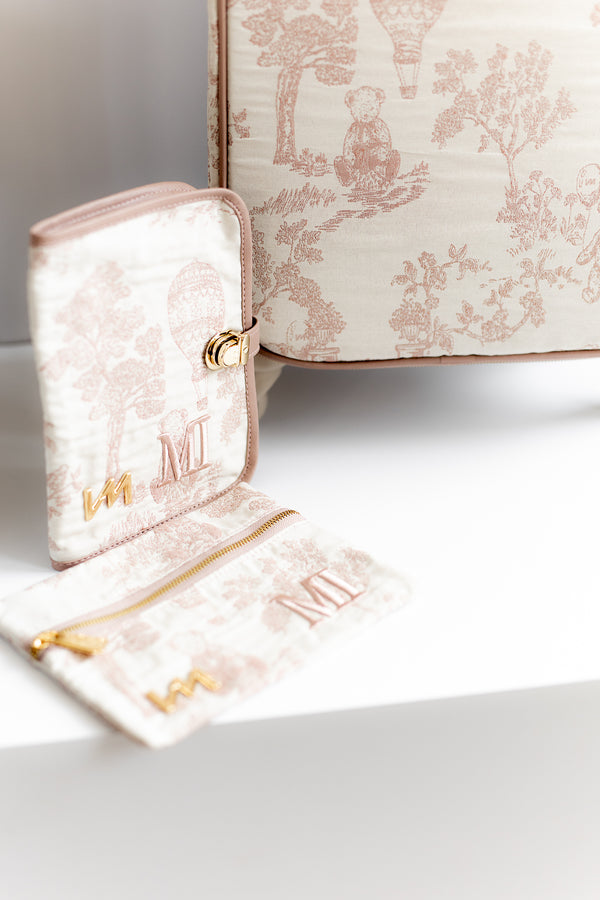 Kit Bolsas Maternidade Le Petit Rosé - Mala de rodinhas, Bolsa Madison, Madison Mini e Kit porta documentos.