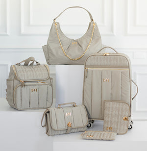 Kit Bolsas Maternidade Urban Chic Bege -  Mala de rodinhas, Bolsa Madeleine, Mochila 2 em 1, trocador portátil e kit documentos.&nbsp;