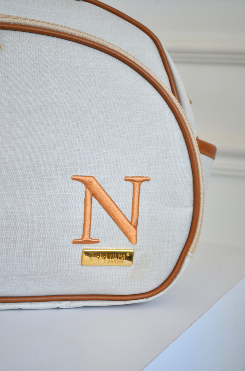 Bolsa Média linho bege com caramelo bordado inicial N OUTLET