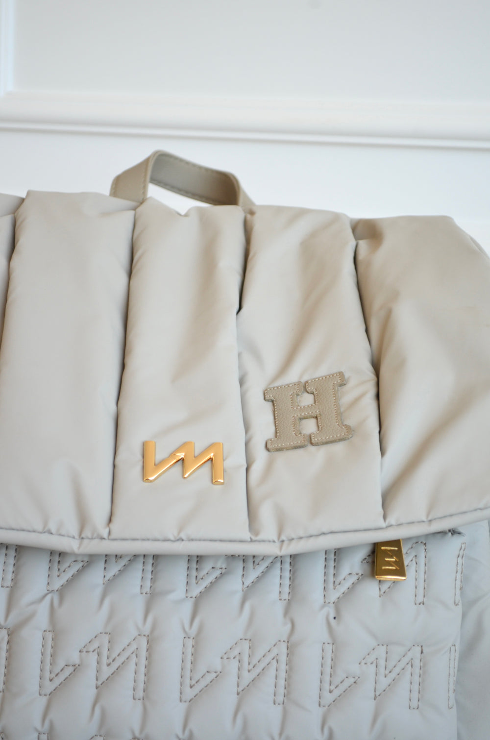 Mochila Mummy Urban Chic Bege bordado inicial H OUTLET