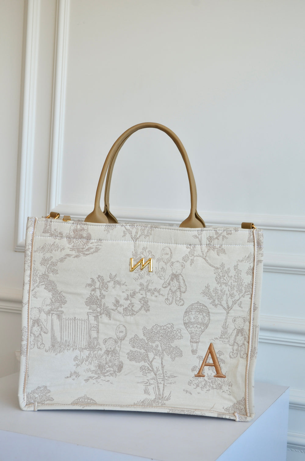 Bolsa Liz LE PETIT BEGE COM Bege Bordado inicial A OUTLET