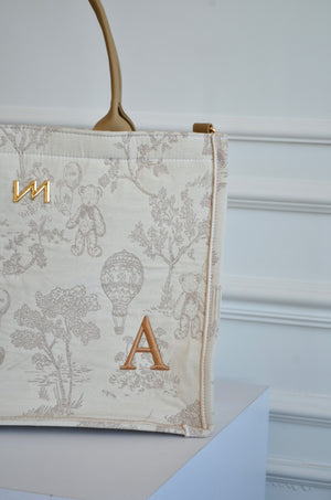 Bolsa Liz LE PETIT BEGE COM Bege Bordado inicial A OUTLET