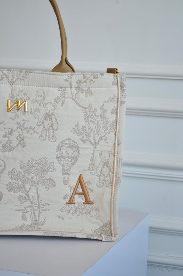 Bolsa Liz LE PETIT BEGE COM Bege Bordado inicial A OUTLET