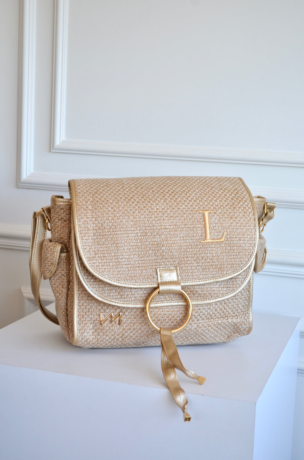 Bolsa Louise Tressê Palha com ouro bordado inicial L OUTLET