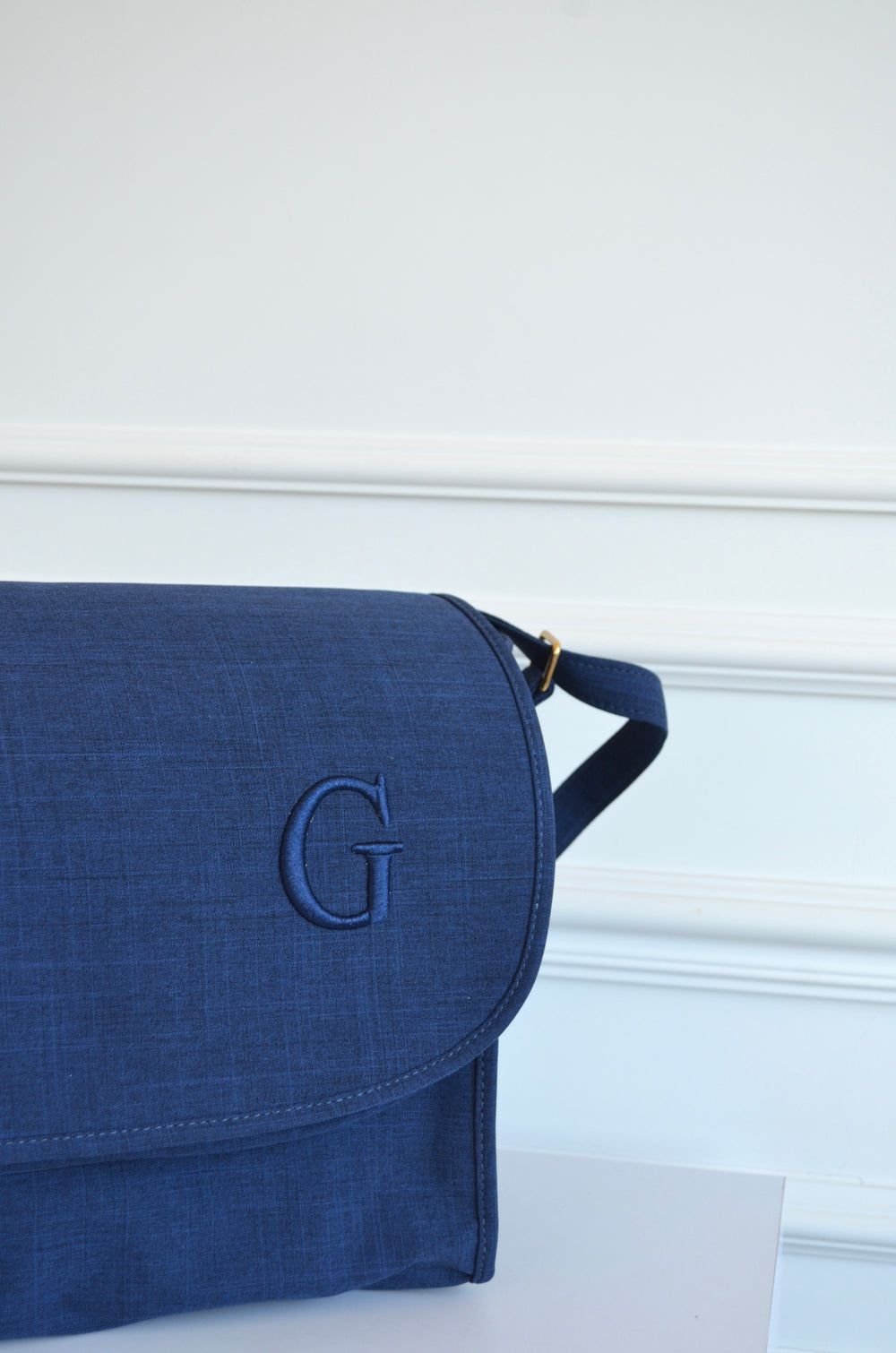 Bolsa Louise Linho Marinho com marinho bordado inicial G OUTLET