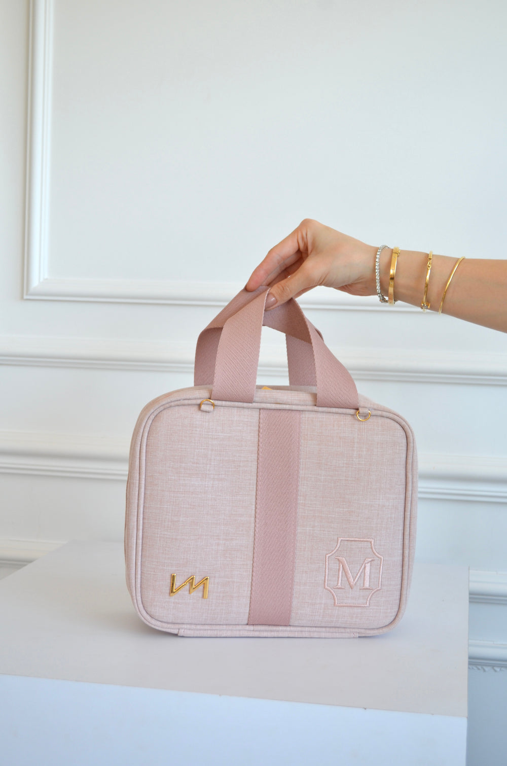 Frasqueira Térmica Glam linho Rosé com fita rosé bordado brasão M OUTLET