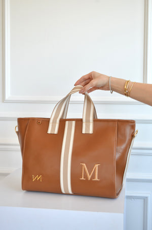 Bolsa Cloé Glam caramelo com fita listrada bordado inicial M OUTLET