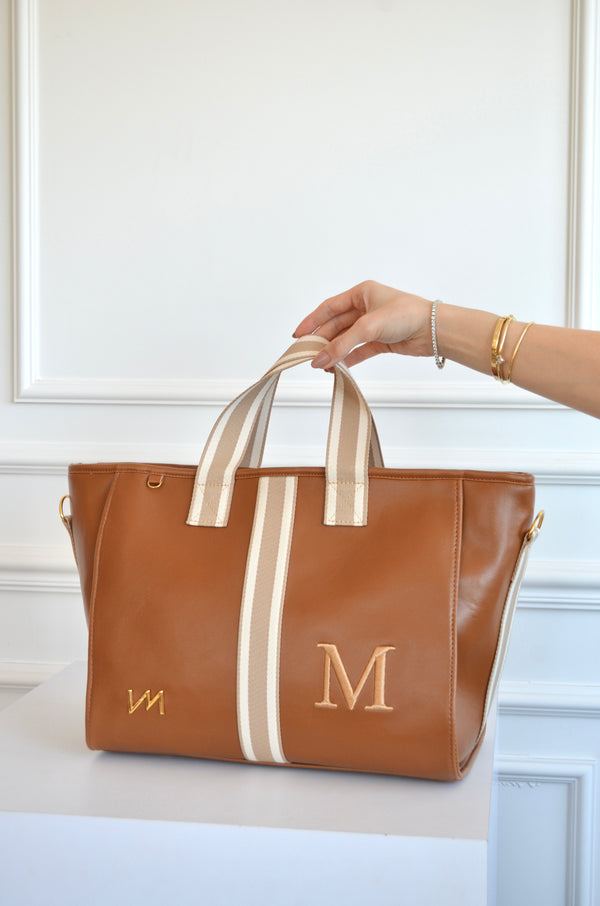 Bolsa Cloé Glam caramelo com fita listrada bordado inicial M OUTLET