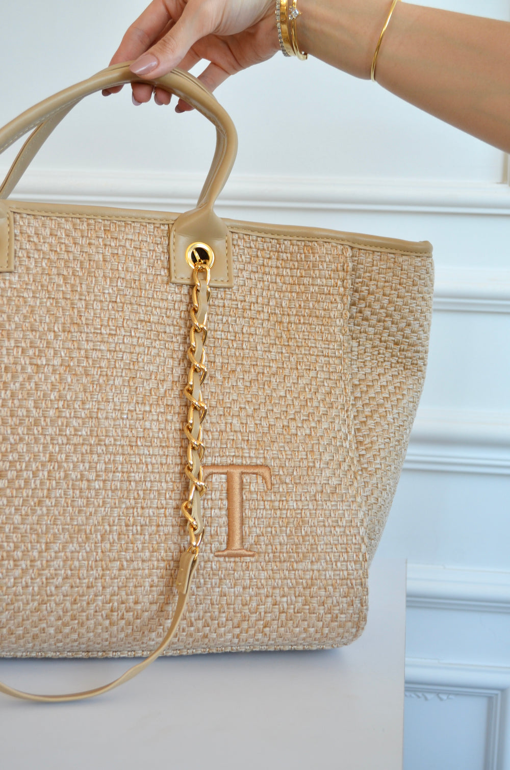 Bolsa Cloé Tressê Palha bordado inicial T OUTLET