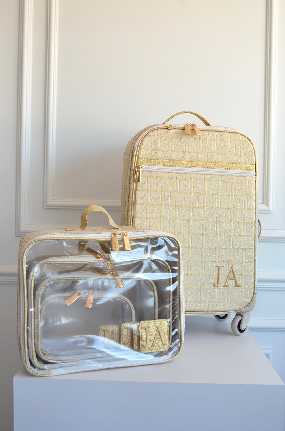 Kit mala de rodinhas e Kit Cristal Origem Dourado bordado inicial JA OUTLET