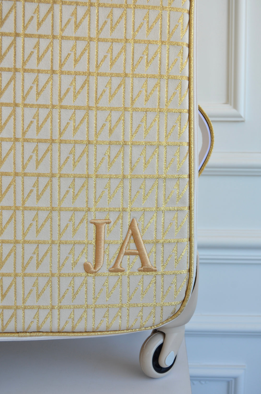 Kit mala de rodinhas e Kit Cristal Origem Dourado bordado inicial JA OUTLET