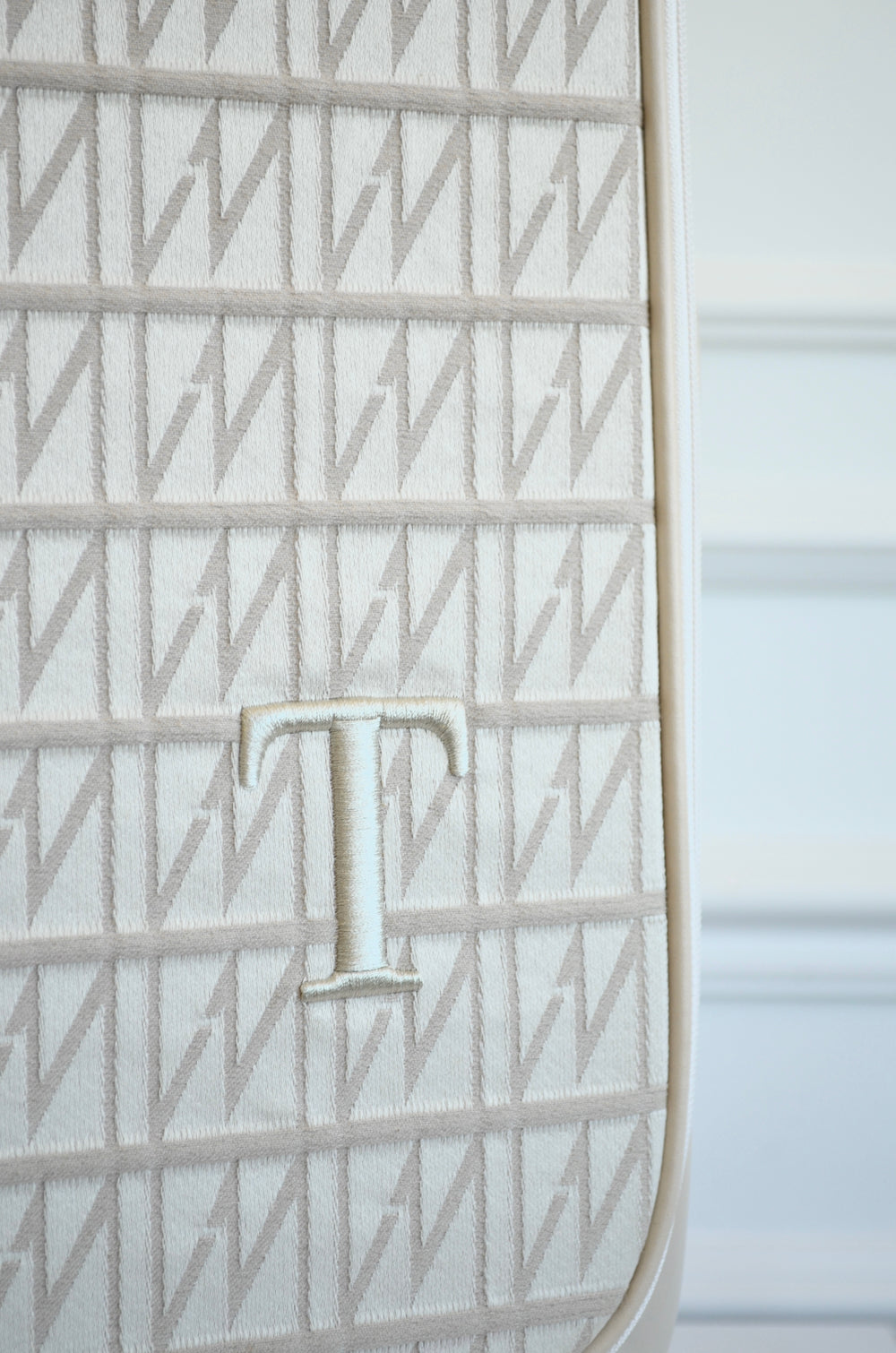 Mala de Rodinhas Origem Bege bordado inicial T OUTLET