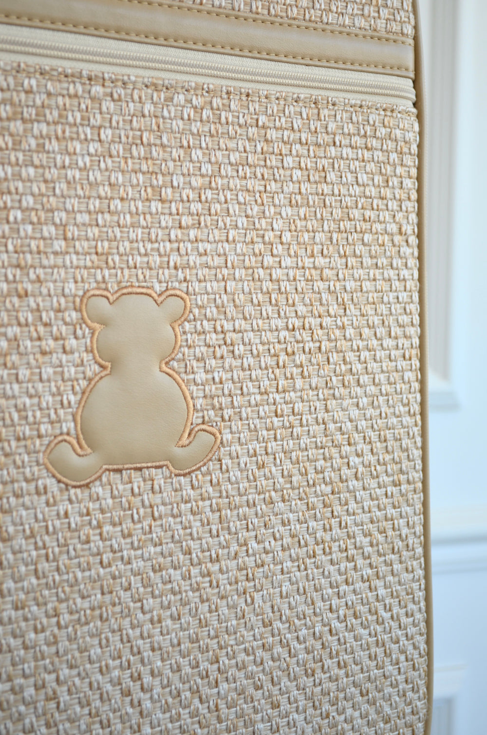 Mala de Rodinhas Tressê Palha bordado Urso Outlet