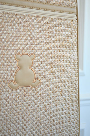 Mala de Rodinhas Tressê Palha bordado Urso Outlet
