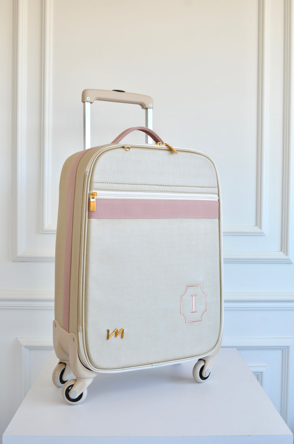 Mala de Rodinhas Glam Bege com fita Rosé brasão inicial I OUTLET