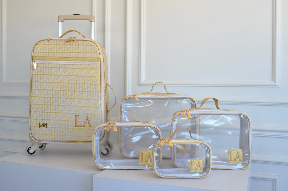 Kit mala de rodinhas e Kit Cristal Origem Dourado bordado inicial LA OUTLET