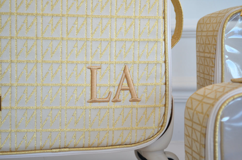 Kit mala de rodinhas e Kit Cristal Origem Dourado bordado inicial LA OUTLET