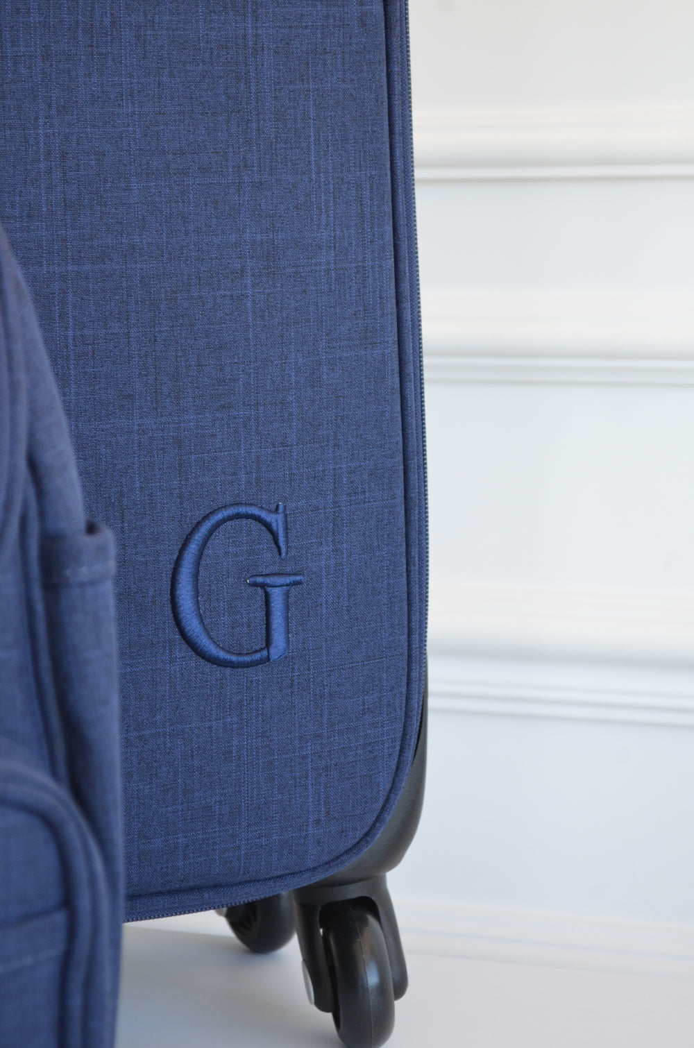 Kit mala de rodinhas e mochila 2 em 1 Glam marinho com fita marinho bordado inicial G