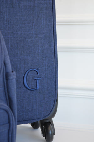 Kit mala de rodinhas e mochila 2 em 1 Glam marinho com fita marinho bordado inicial G