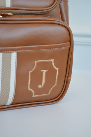 Mochila 2 em 1 GLAM caramelo com fita listrada brasão 73 J OUTLET