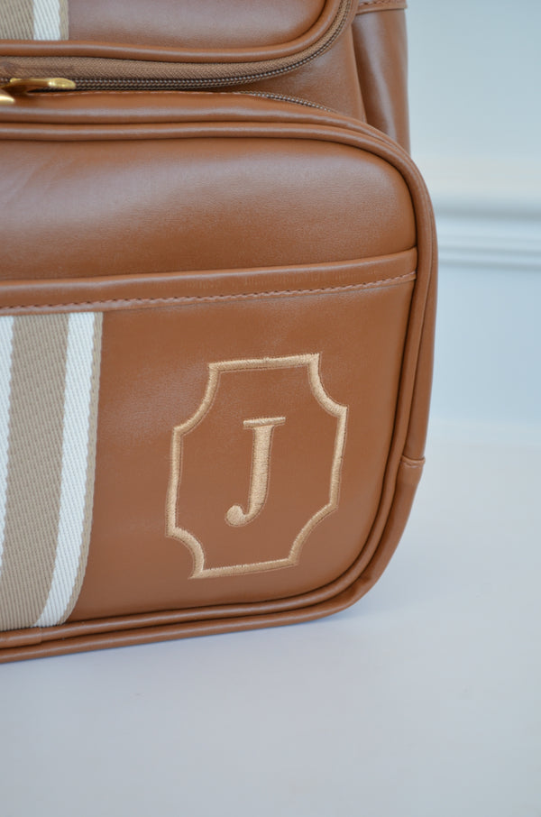 Mochila 2 em 1 GLAM caramelo com fita listrada brasão 73 J OUTLET