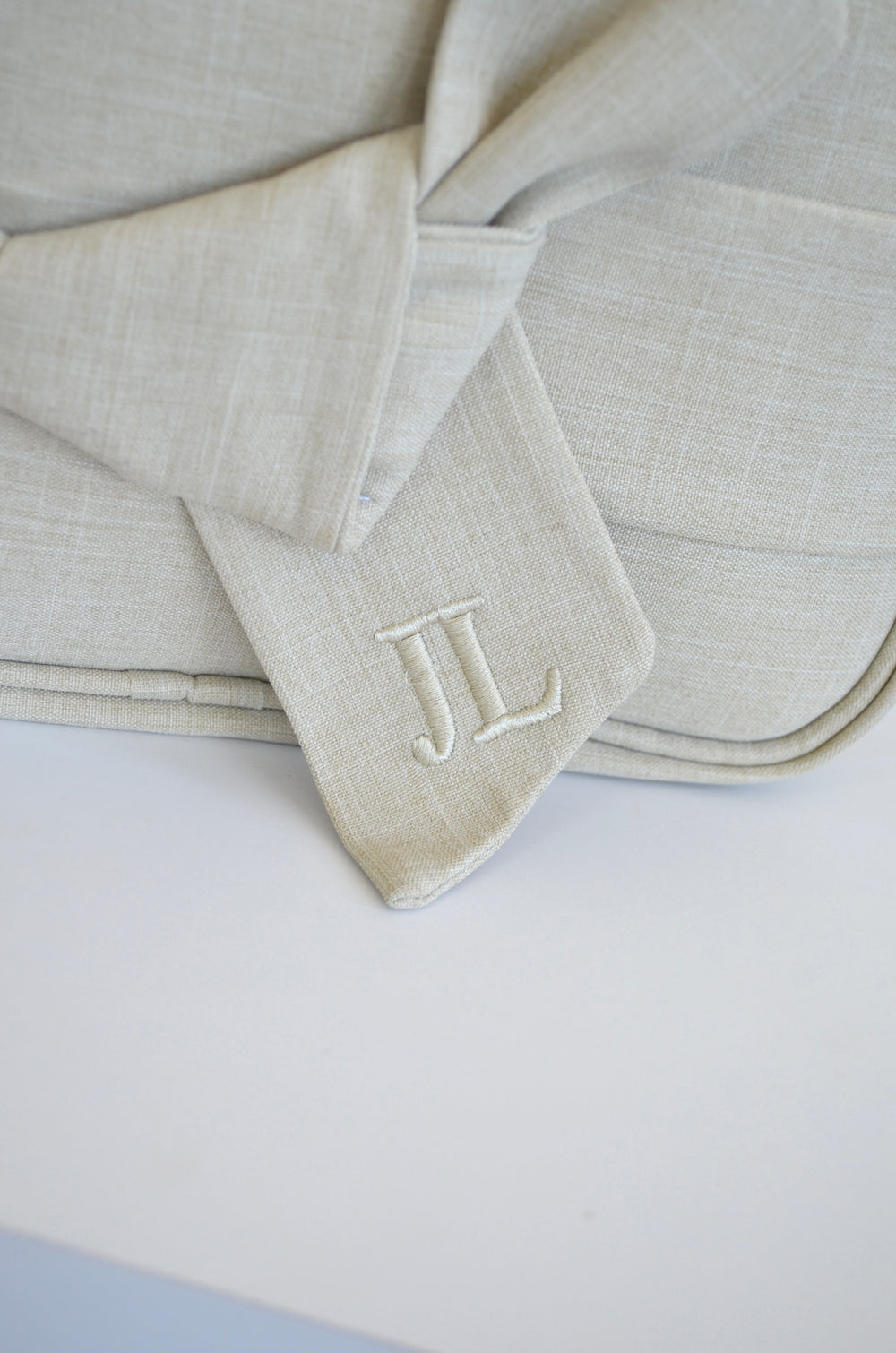 Mochila 2 em 1 Nós BEGE bordado inicial JL OUTLET