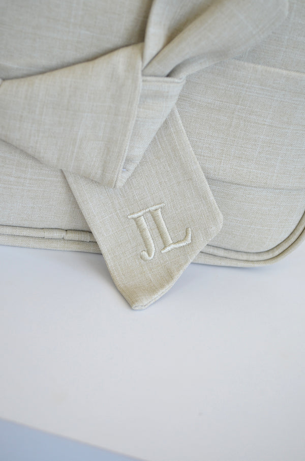 Mochila 2 em 1 Nós BEGE bordado inicial JL OUTLET